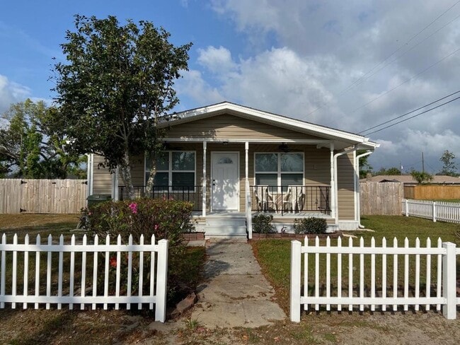 Primary Photo - 902 Arkansas Ave