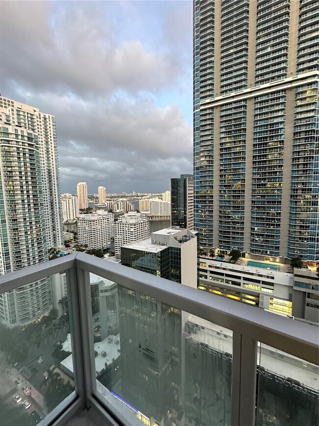 Building Photo - 1060 Brickell Ave