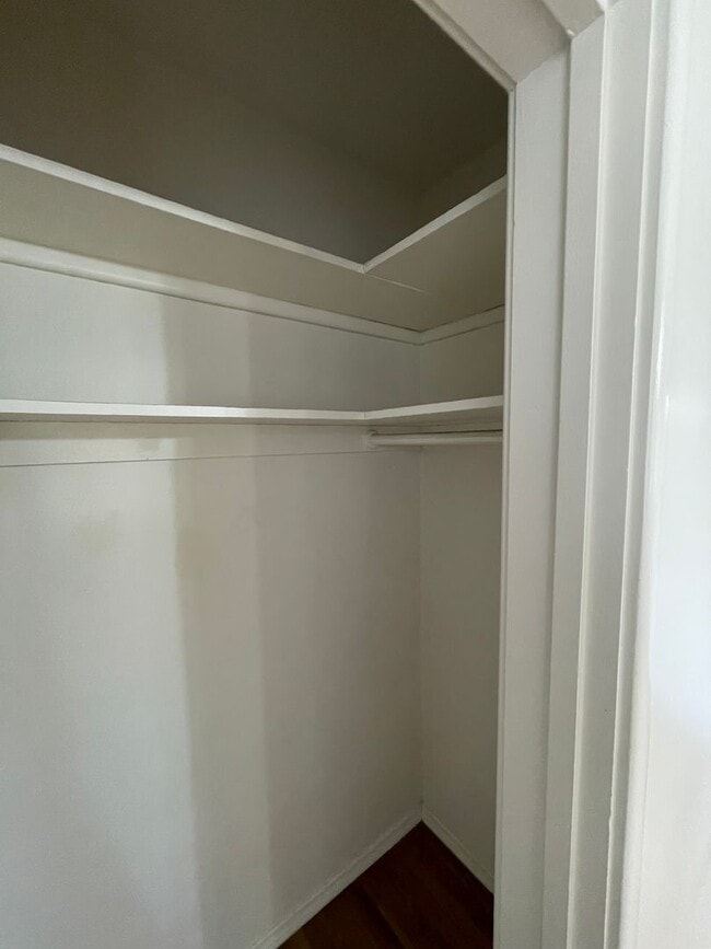 Building Photo - Charming Land Park 2/1 Apartment