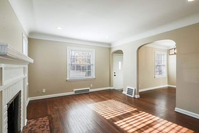 Building Photo - 1792 Roslyn Rd