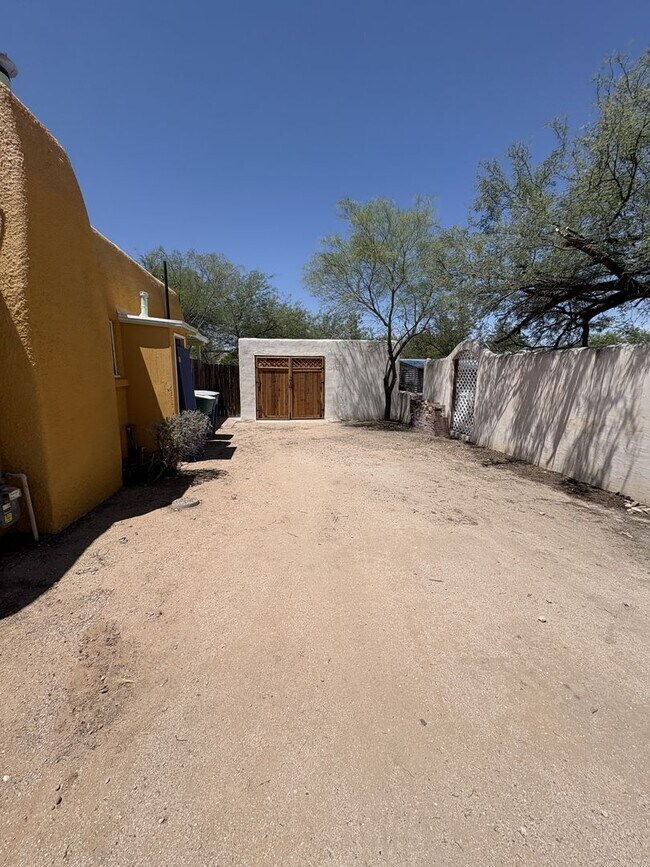 Building Photo - Central Tucson charming historic adobe home