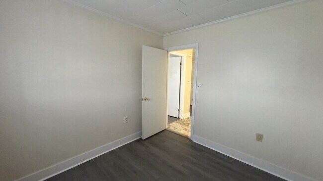 Building Photo - 3 Bedroom, 1 Bath Apartment with Southern Exposure.