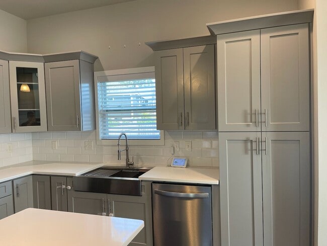 Building Photo - Convenient Living in West End