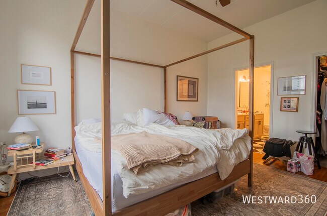 Building Photo - 1301 W Washington-401