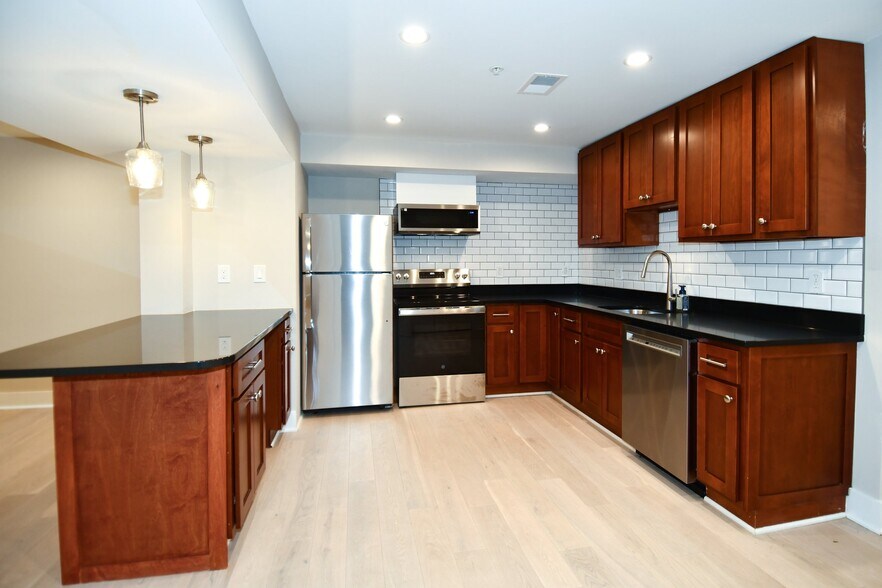 Building Photo - 901 Lawrence St NE