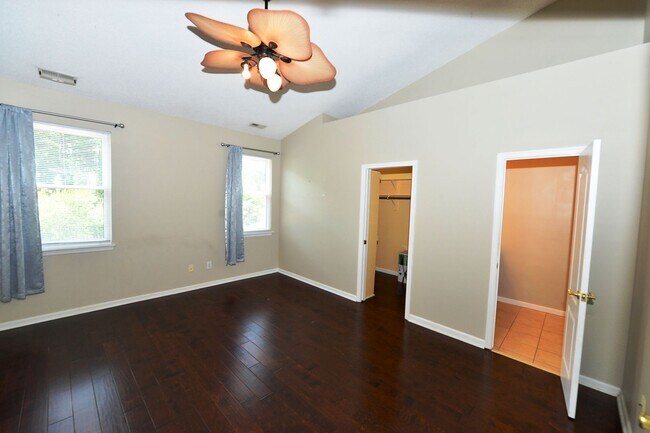 Building Photo - 517 Whisper Walk