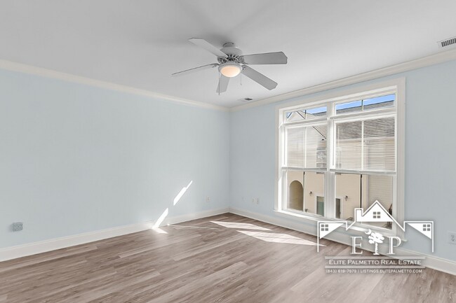 Building Photo - Charming Townhouse Near the Heart of Charleston – Comfort & Convenience in One!