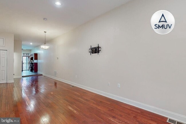 Building Photo - 2225 Brookfield Ave