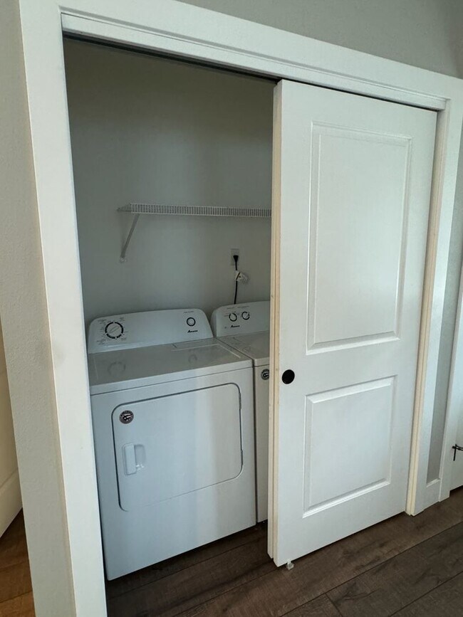 Building Photo - 1132000