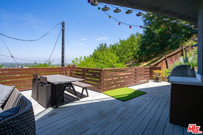 Building Photo - 3865 Buena Park Dr