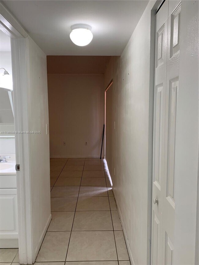 Building Photo - 9711 Fontainebleau Blvd