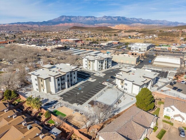 Building Photo - 983 W State St