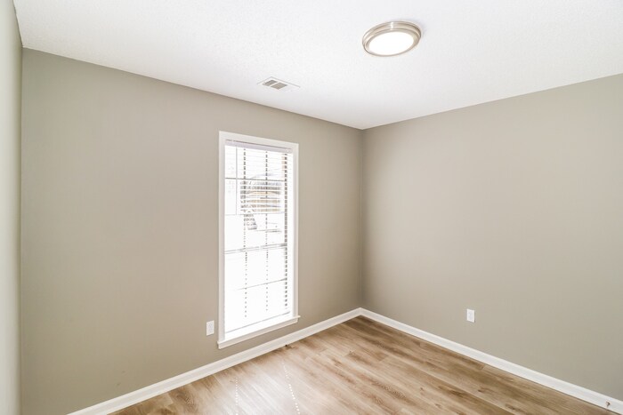Building Photo - 5858 Rensslaer Dr