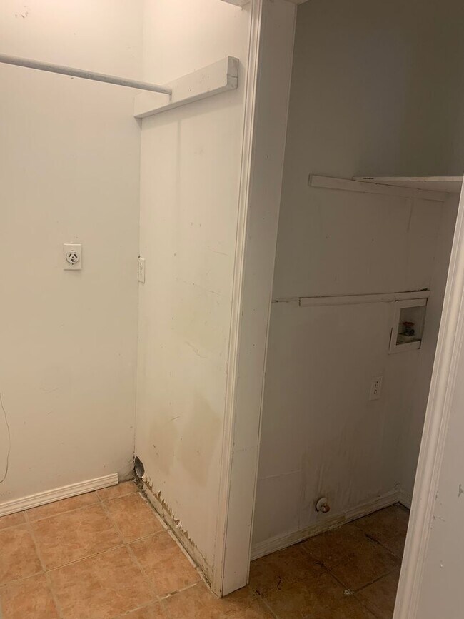 Building Photo - 4bedroom in 2bathroom located in Avondale