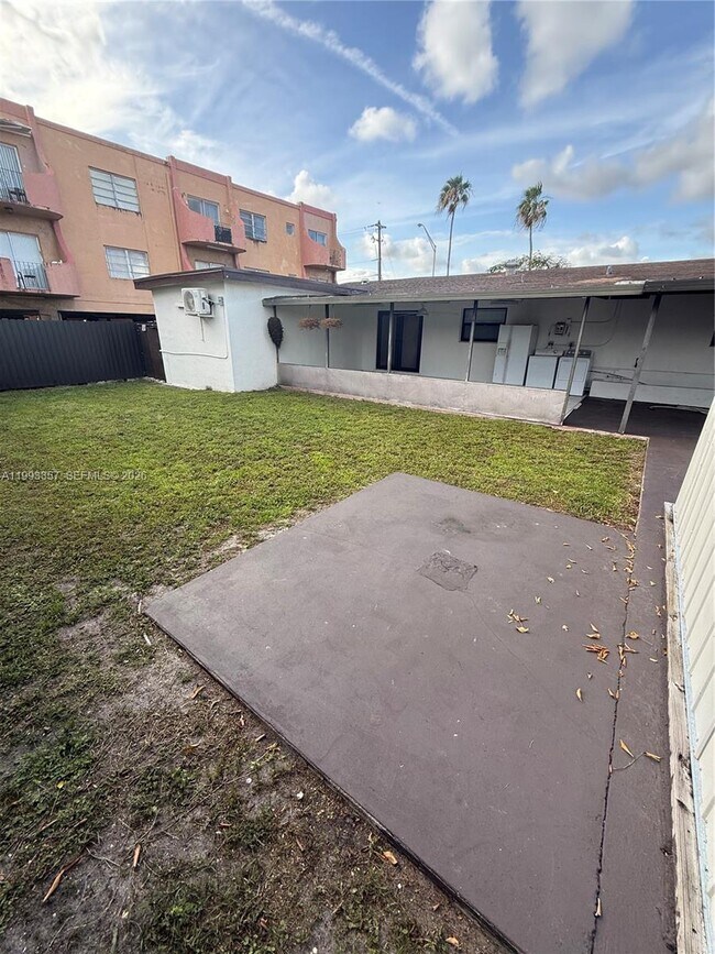 Building Photo - 1050 W 37th St