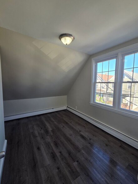 Building Photo - 537 Harrington St