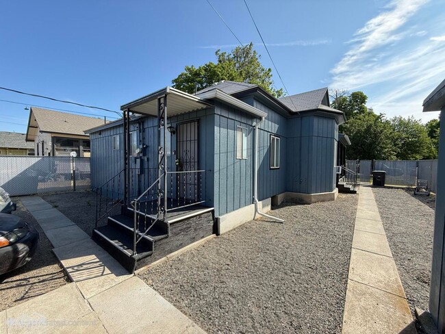Primary Photo - 704 N Naches Ave
