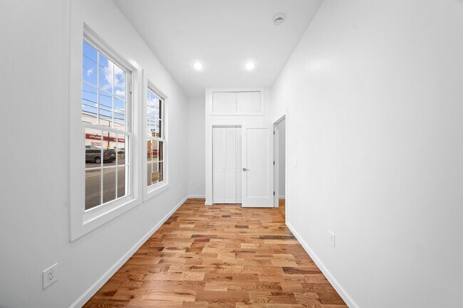 Building Photo - 1111 53rd St