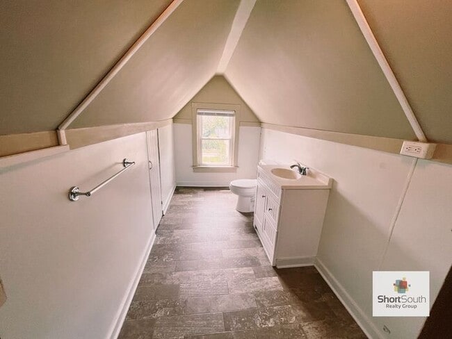 Building Photo - 3 bed 1.5 bath Single Family Home