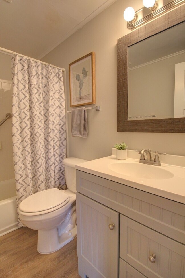 Building Photo - 3 bedroom ranch home with fenced yard!