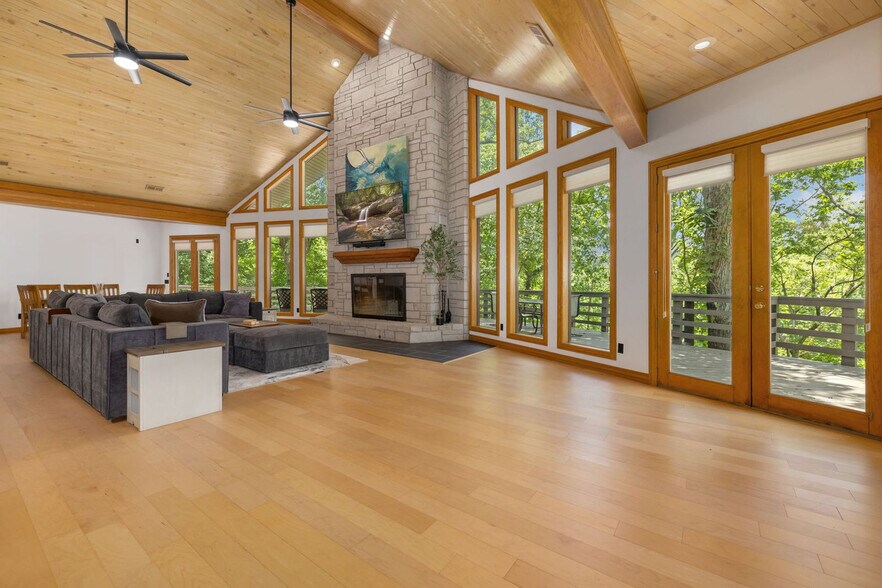 Building Photo - 10 Spring Valley Dr