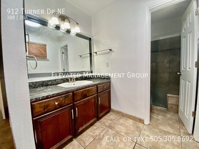 Building Photo - 912 Turner Dr NE