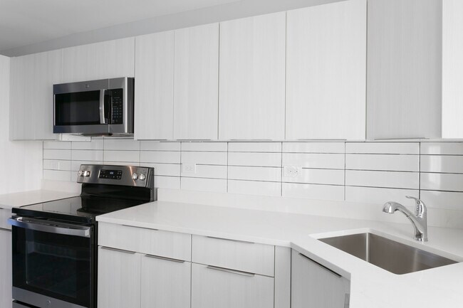 Building Photo - 7634 N Eastlake Terrace