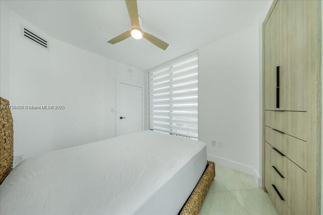 Building Photo - 350 S Miami Ave
