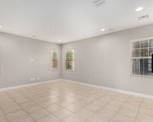 Building Photo - 1099 N 70th Way