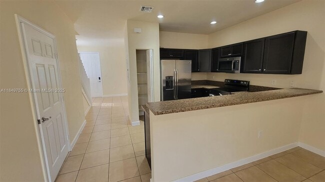 Building Photo - 3223 SE 4th Ct