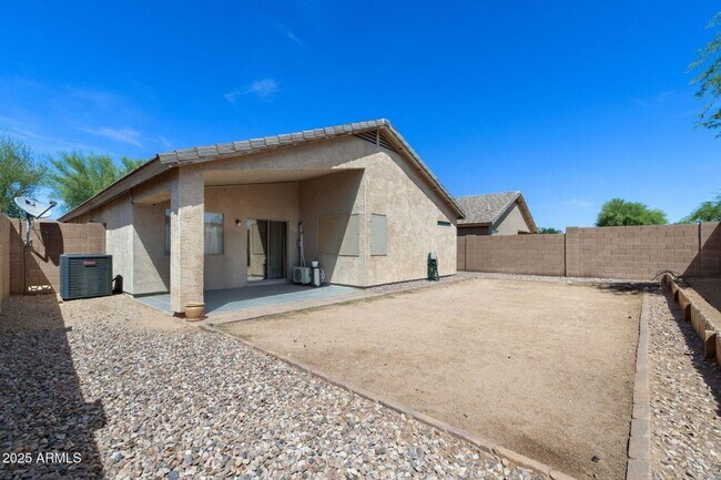 Building Photo - INCREDIBLE UPDATED 3 BEDROOM 2 BATH HOUSE ...