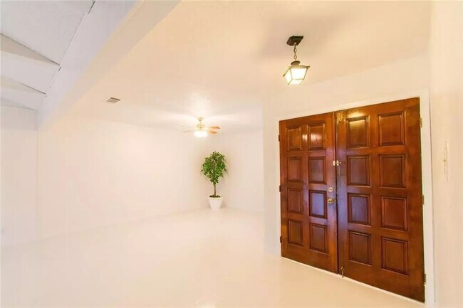 Building Photo - 2137 Shady Grove Dr