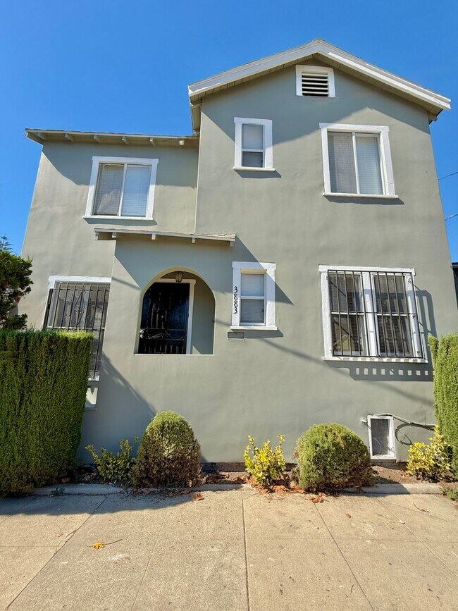 Building Photo - 1801 W 39th St