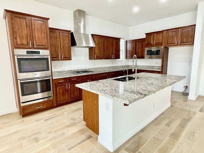 Building Photo - Gorgeous 3 Bed/2.5 Bath + Den Home In Chandler! Gated Community & Upgrades Throughout Home!