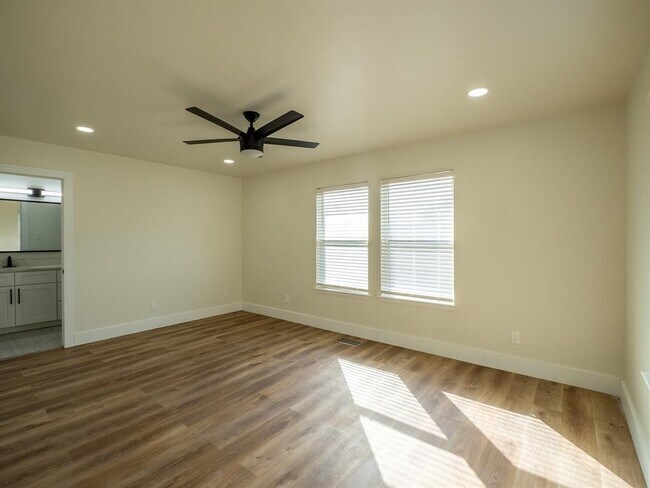 Building Photo - 201 Mockingbird Ln W
