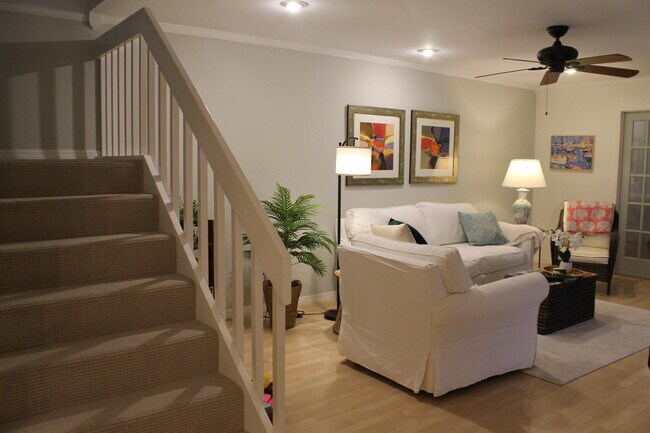 Building Photo - 301 SE Castle Ct