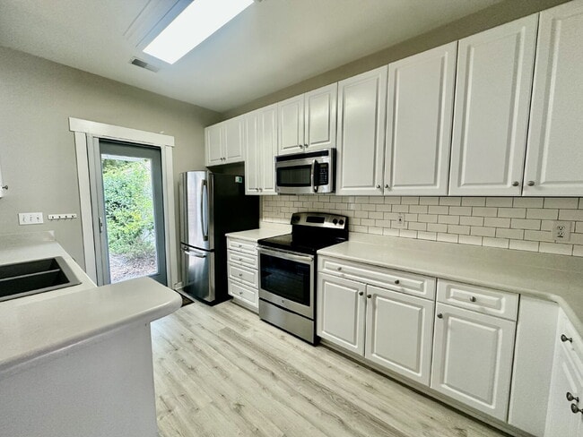 Building Photo - Spacious Townhome with a Private Courtyard in Westbury Park!