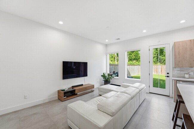 Building Photo - 6042 Cebra St