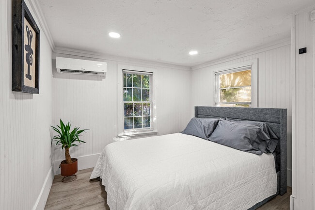 Building Photo - 1017 SW 4th St