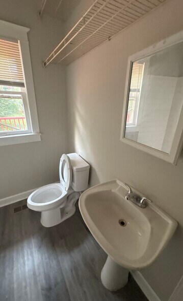 Building Photo - 1738 Damon St