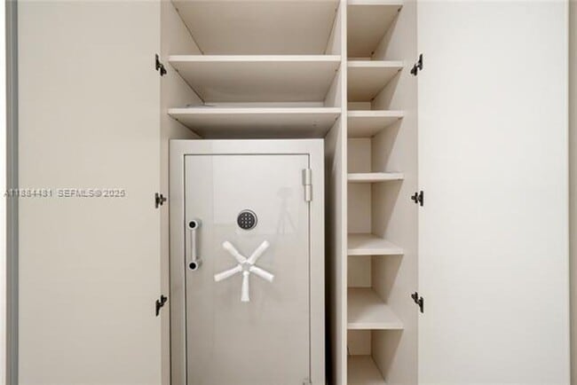 Building Photo - 18501 Collins Ave