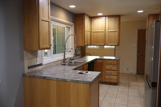 Building Photo - Character, Comfort, and Convenience on Wes...