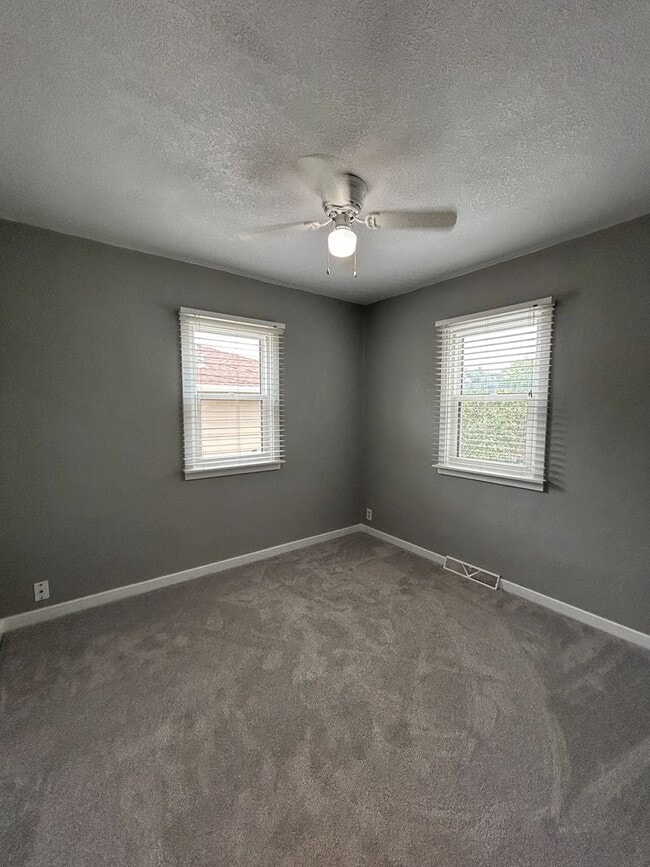 Building Photo - Charming 3 bedroom House