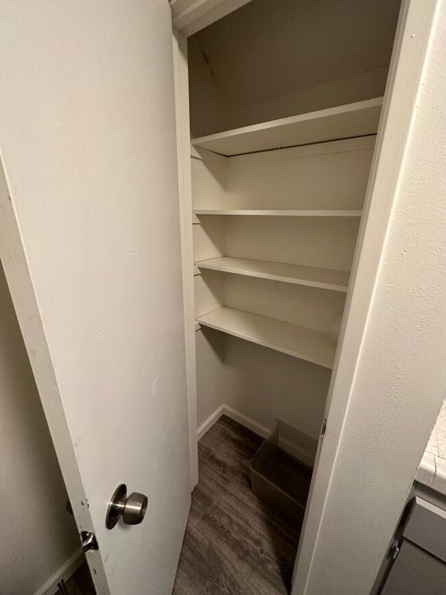 Building Photo - Cozy 2 Bedroom unit with community pool!