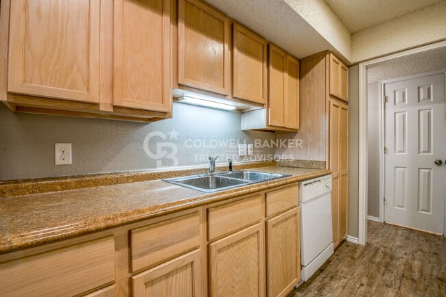 Building Photo - 5332 Kenosha Ave