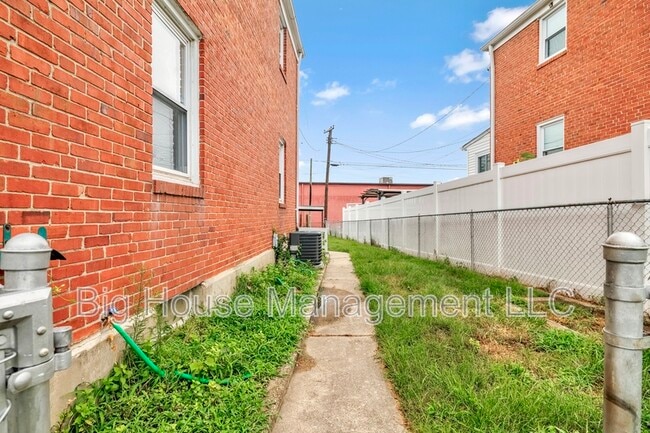Building Photo - 2107 Hawthorne Rd