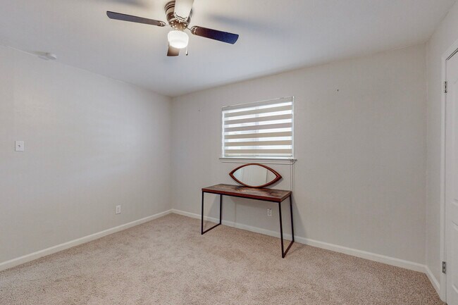 Building Photo - 2116 Northmoor Dr