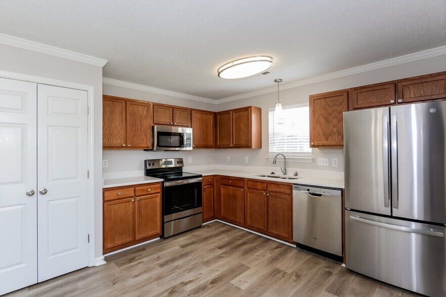 Building Photo - 6004 Bradford Ct