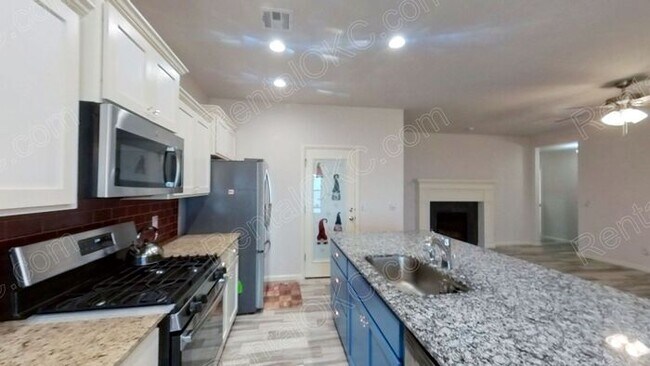 Building Photo - Great 3 bed 2 Bath on the West side.