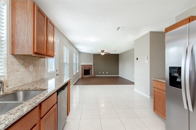 Building Photo - 2700 Peach Dr